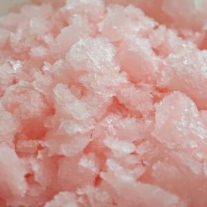 コンポートの液体はホーローバットに移して冷凍庫で1時間ほど凍らせ、
フォークの背でクラッシュするように混ぜ、さらに凍らせると美味しいグラニテに